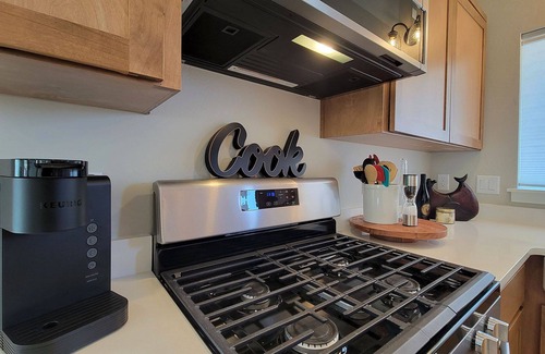 Talent House | BookStayHop- Wagner Creek Cottage ~ Mountain Views!