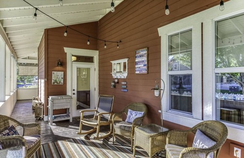 Oroville House | Bootlegger Roost- Barn feel on the Beach!