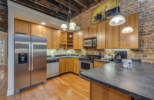 Bristol Apartment | BordertownLoft In heart of Downtown-KingBed,Casino