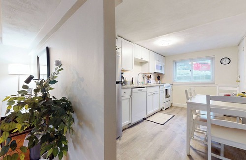 Brookline Apartment | Boston vacation,Longwood Medical,mins to MBTA,pkg