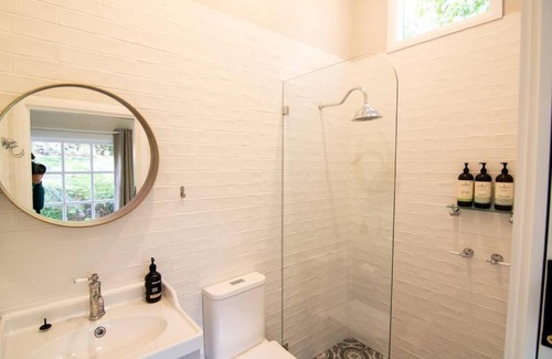 Leura House | Bottlebrush Cabin, cosy private cabin in the trees