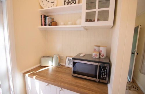 Leura House | Bottlebrush Cabin, cosy private cabin in the trees