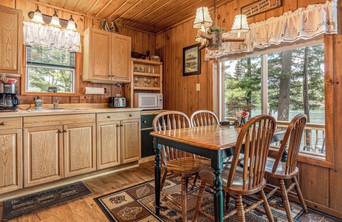 Minocqua Cabin | Bouchard Shores Resort on Lake Tomahawk - Pinewood Cabin