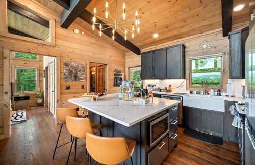 Epworth Cabin | Boujee Lodge | Winter Luxe Escape | Views | Hot Tub | Fire Pit | Game Room