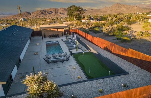Joshua Tree House | Boulders-PoolSpa-MiniGolf