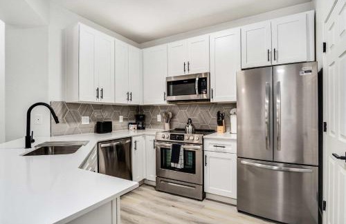 Glendale Sports and Entertainment District Apartment | Boulevard Stays 2BR by Stadium Pool Parking Gym 05