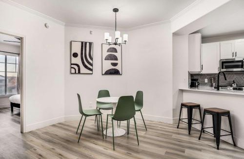 Glendale Sports and Entertainment District Apartment | Boulevard Stays 2BR by Stadium Pool Parking Gym 05