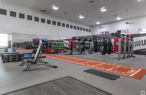 Glendale Sports and Entertainment District Apartment | Boulevard Stays 2BR by Stadium Pool Parking Gym 06