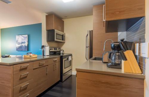 Riverside Apartment | Boulevard Stays Modern King Stay Near Downtown Pool