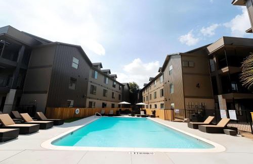 Riverside Apartment | Boulevard Stays Modern King Stay Near Downtown Pool