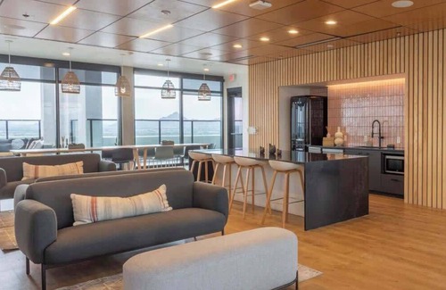 Evans Churchill Apartment | Boulevard Stays Modern Highrise STU Sky Pool, Parking, Gym 02