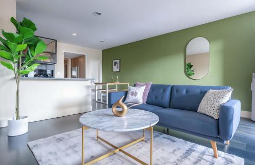 Riverside Apartment | Boulevard Stays Relaxed King Suite Near Downtown Pool & Gym Access