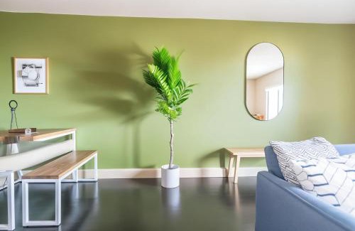 Riverside Apartment | Boulevard Stays Relaxed King Suite Near Downtown Pool & Gym Access