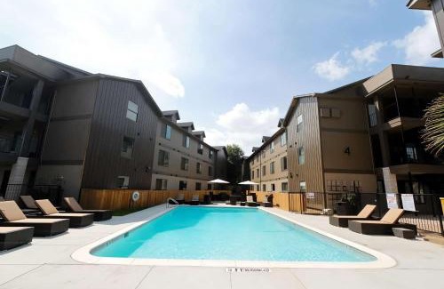Riverside Apartment | Boulevard Stays Relaxed King Suite Near Downtown Pool & Gym Access