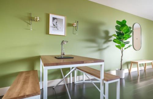 Riverside Apartment | Boulevard Stays Relaxed King Suite Near Downtown Pool & Gym Access