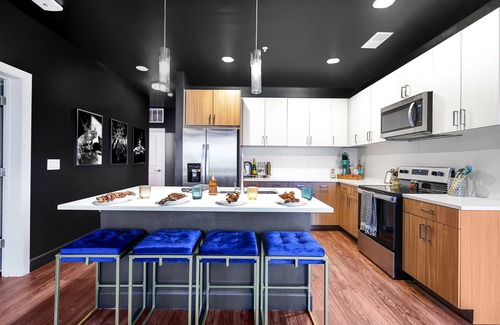 Eighth Avenue Condo | Bourbon & Bubbles, Downtown 3BR/3BA, Walkable, Rooftop Infinity Pool, 24/7Gym