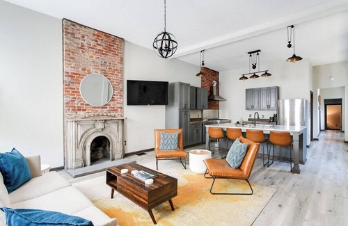 Smoketown Jackson House | Bourbon Trail-12ft Ceilings-Parking-Chef's Kitchen