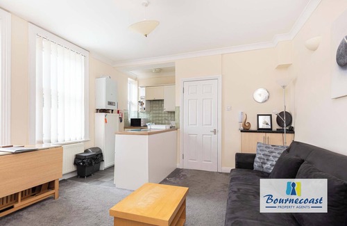 Boscombe Apartment | BOURNECOAST: APARTMENT NEAR CLIFFTOP, SANDY BEACHES AND SHOPS/CAFES - FM746