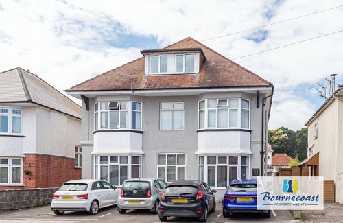 Boscombe Apartment | BOURNECOAST: APARTMENT NEAR CLIFFTOP, SANDY BEACHES AND SHOPS/CAFES - FM746