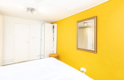 Boscombe Apartment | BOURNECOAST: GROUND FLOOR FLAT NEAR SHOPS WITH PATIO - GARDEN - WIFI - FM8479