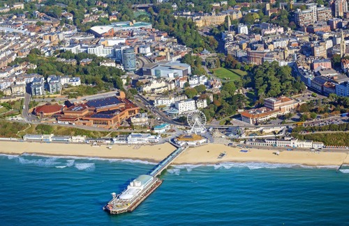 Boscombe Apartment | BOURNECOAST: GROUND FLOOR FLAT NEAR SHOPS WITH PATIO - GARDEN - WIFI - FM8479