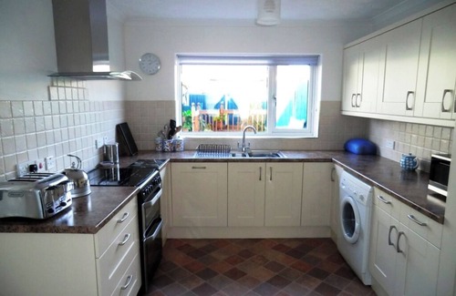 Boscombe House | BOURNECOAST: HOLIDAY HOME near KINGS PARK and BOSCOMBE SHOPS - HB4179