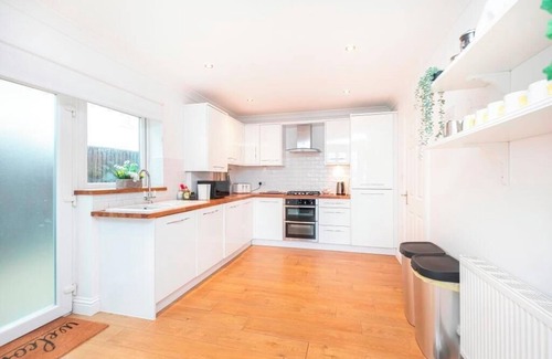 Boscombe Apartment | Bournecoast: Modern clifftop ground floor apartment with garden by beach - FM827