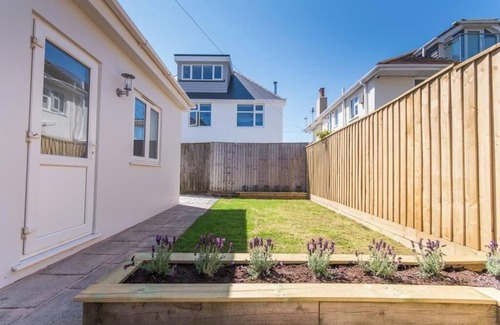 Boscombe Apartment | Bournecoast: Modern clifftop ground floor apartment with garden by beach - FM827