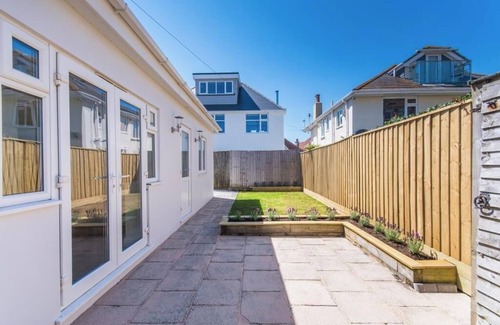Boscombe Apartment | Bournecoast: Modern clifftop ground floor apartment with garden by beach - FM827