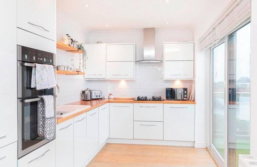 Boscombe Apartment | Bournecoast: Modern clifftop apartment with panoramic sea views by beach - FM827