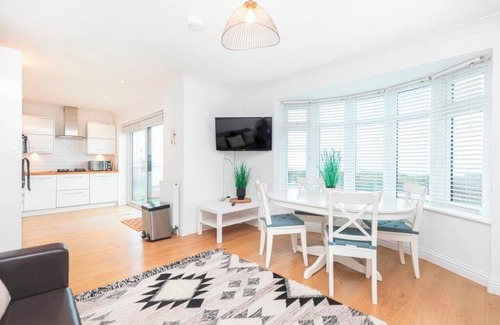 Boscombe Apartment | Bournecoast: Modern clifftop apartment with panoramic sea views by beach - FM827
