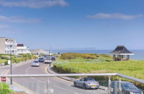 Boscombe Apartment | Bournecoast: Modern clifftop apartment with panoramic sea views by beach - FM827