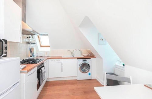 Boscombe Apartment | Bournecoast: Modern clifftop apartment with panoramic sea views by beach -FM6184