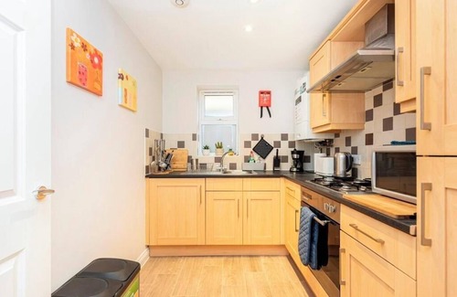 Boscombe Apartment | BOURNECOAST: short walk to SANDY BEACHES/PIER and shops in Boscombe-WIFI -FM3070