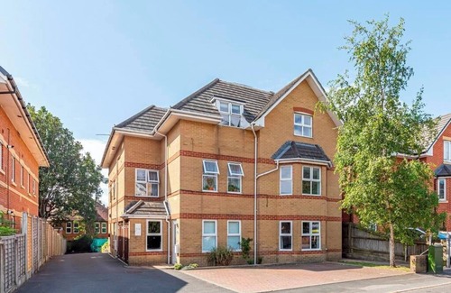 Boscombe Apartment | BOURNECOAST: short walk to SANDY BEACHES/PIER and shops in Boscombe-WIFI -FM3070