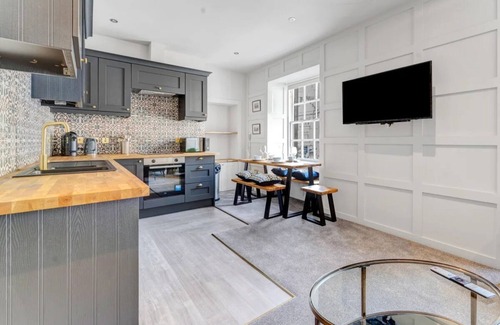 Old Town Apartment | Boutique 3-Bedroom in Grassmarket, Steps from Edinburgh Castle & Victoria St.