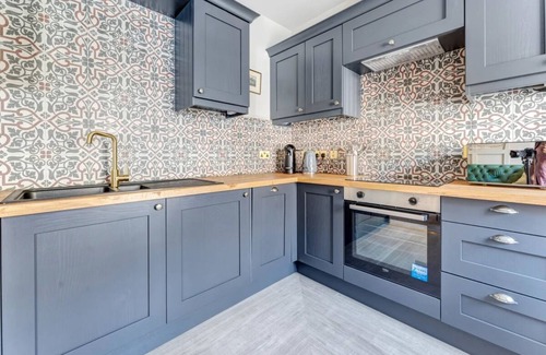 Old Town Apartment | Boutique 3-Bedroom in Grassmarket, Steps from Edinburgh Castle & Victoria St.
