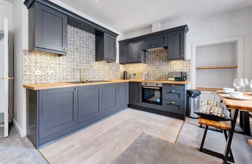 Old Town Apartment | Boutique 3-Bedroom in Grassmarket, Steps from Edinburgh Castle & Victoria St.