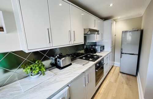 Southsea Apartment | Boutique by the beach, kids and cars welcome.