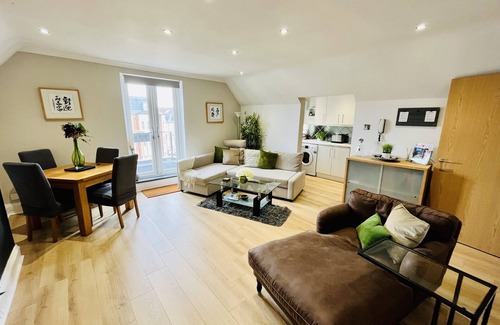 Southsea Apartment | Boutique by the beach, kids and cars welcome.