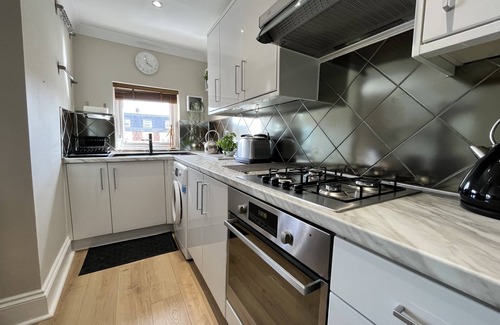 Southsea Apartment | Boutique by the beach, kids and cars welcome.