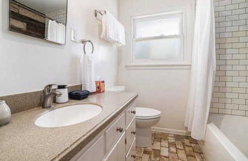 Lincoln Acres House | Boutique Charm 3BR w/Huge Deck