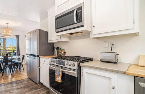 Lincoln Acres House | Boutique Charm 3BR w/Huge Deck