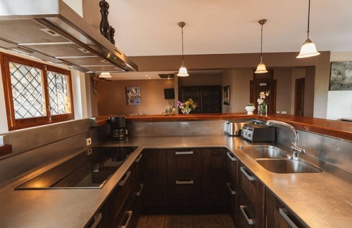 La Seu d'Urgell Apartment | Boutique Farmhouse I Views & Vineyard I Infinity Pool