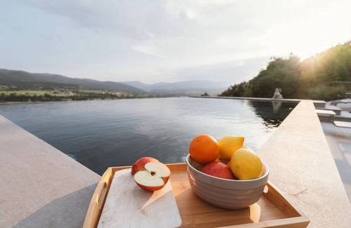 La Seu d'Urgell Apartment | Boutique Farmhouse I Views & Vineyard I Infinity Pool