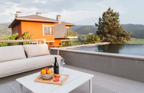 La Seu d'Urgell Apartment | Boutique Farmhouse I Views & Vineyard I Infinity Pool