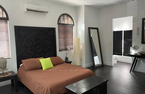 Northeast Miami Hotel | Boutique Hotel Room 5 Mins from All - 8Z