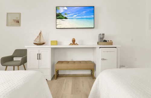 Deerfield Beach Hotel | Boutique Hotel 2 Double Beds 1 block to the beach!