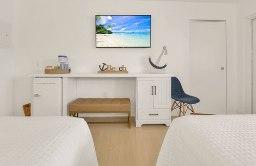 Deerfield Beach Hotel | Boutique Hotel 2 Double Beds 1 block to the beach!