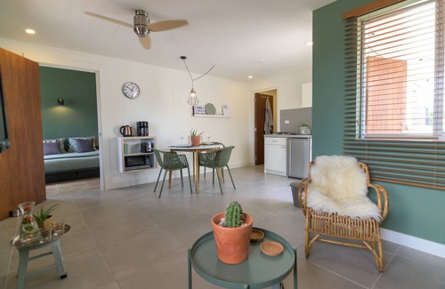 Rancho Apartment | Boutique Modern Spacious Holiday Apartment - lounge pool - 7 min from the beach!